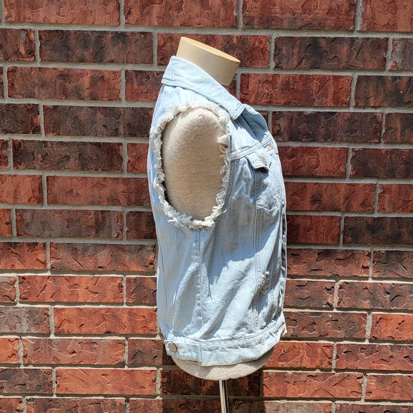 Women's BDG Urban Outfitters Light Blue Distressed Denim Vest Size Small - Picture 3 of 12